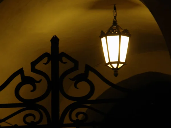 Kijów. Starożytna lampa w łuku. — Zdjęcie stockowe