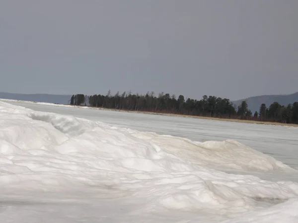 Lago Baikal cubierto de hielo. Primavera . —  Fotos de Stock