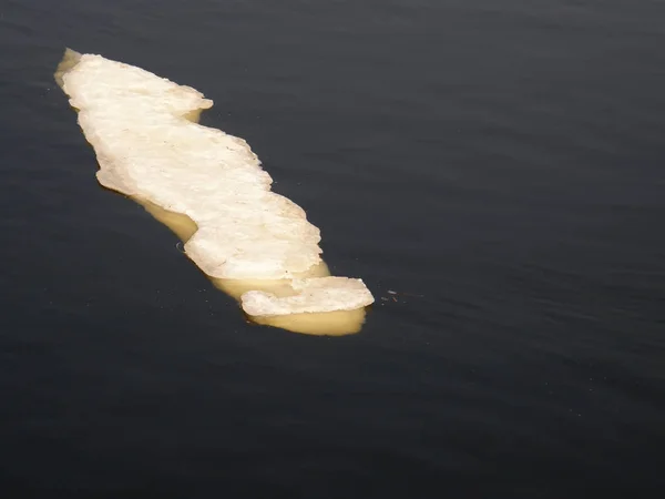 물에 얼음 플로. — 스톡 사진