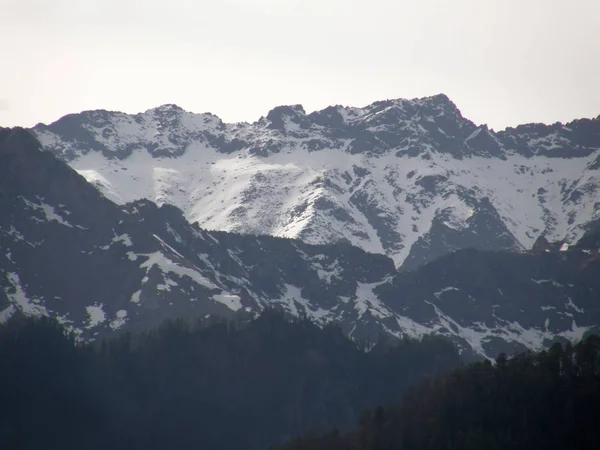 El pico. Montañas Sayan del Este. La República de Buriatia . — Foto de Stock