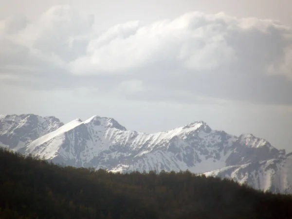 El pico. Montañas Sayan del Este. La República de Buriatia . — Foto de Stock