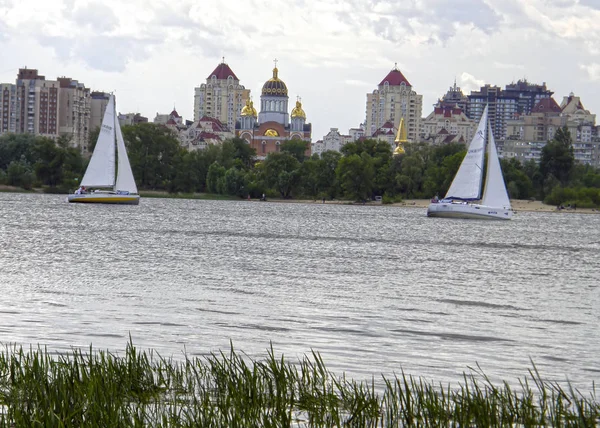 Yachts on the Dnieper in the Obolon area. Kiev. — Stock Photo, Image