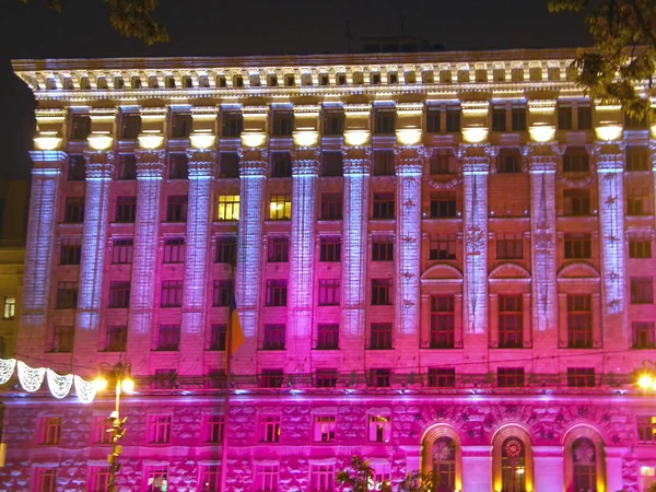 Nacht verlichting van het gebouw van het stadhuis van de stad — Stockfoto