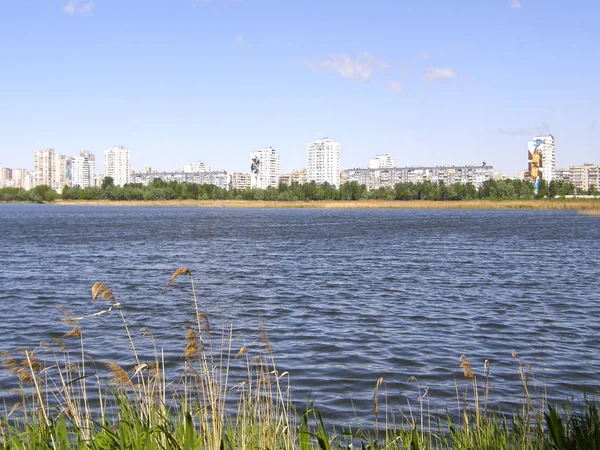 キエフ市野生動物と湖の背景. — ストック写真