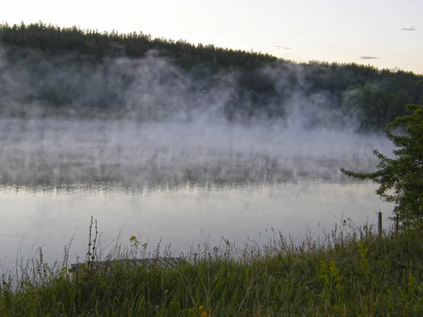 Nevoeiro sobre o lago da floresta . — Fotografia de Stock