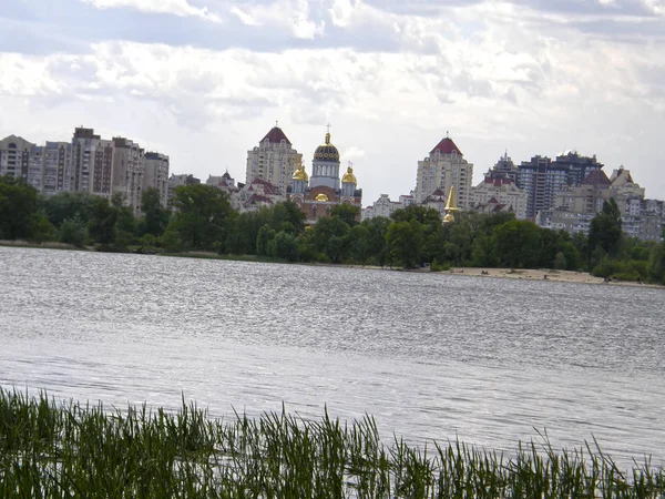 City of Kiev against the backdrop of lakes and wildlife. — Stock Photo, Image