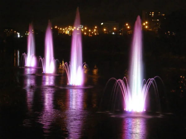 Beautiful fountains with evening illumination. Rusanovka. Kiev. — Stock Photo, Image