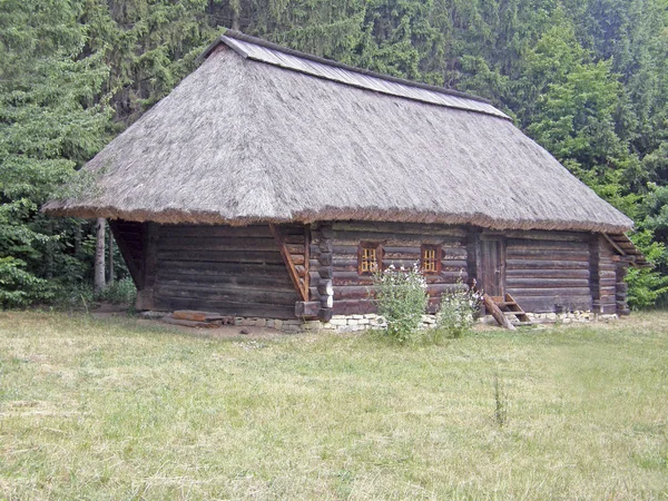 Une vieille maison en bois sous le toit de chaume. Musée de Pirogovo. Kie ! — Photo