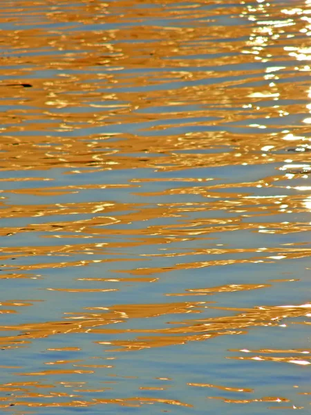 Reflection of the sun's rays on the water. — Stock Photo, Image