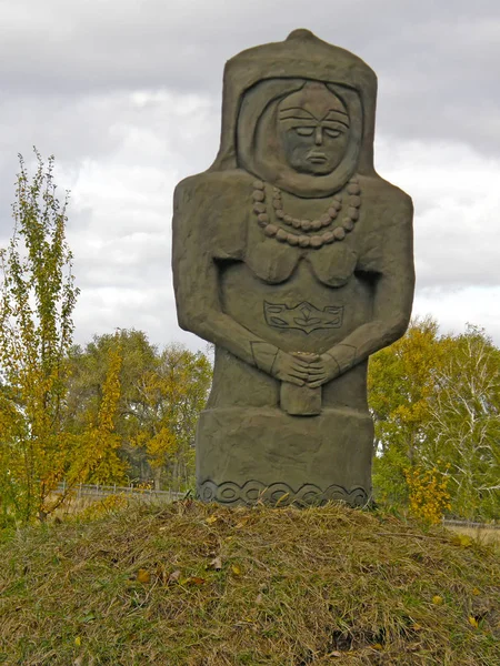 Une femme de pierre sur une colline . — Photo