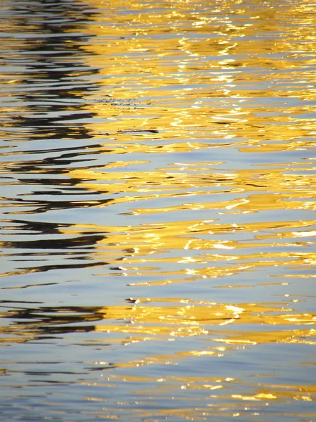 Reflexion der Sonnenstrahlen auf dem Wasser. — Stockfoto