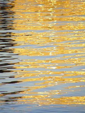 Güneş ışınları su yansıması.