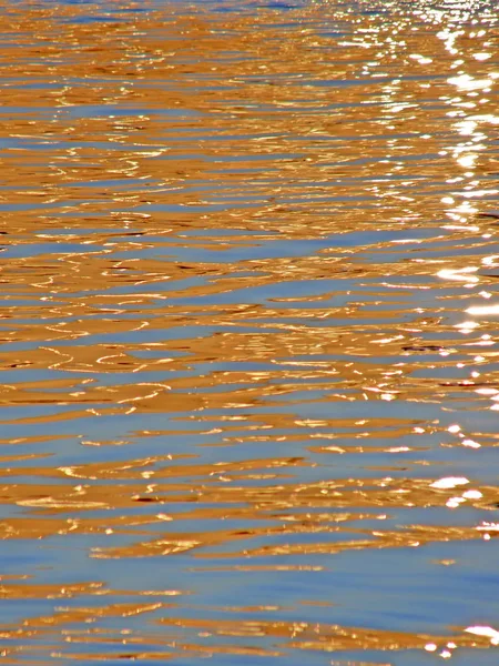 Reflexion der Sonnenstrahlen auf dem Wasser. — Stockfoto
