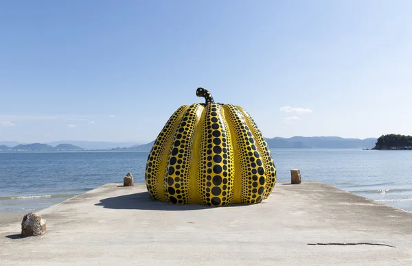 Naoshima, Japonya. Haziran 6: Yayoi Kusama'nın dev kabak heykel 