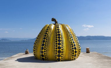 Naoshima, Japonya. Haziran 6: Yayoi Kusama'nın dev kabak heykel 