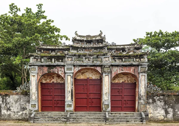 Dai Hong Mon Gate en la tumba de Minh Mang - Vietnam —  Fotos de Stock