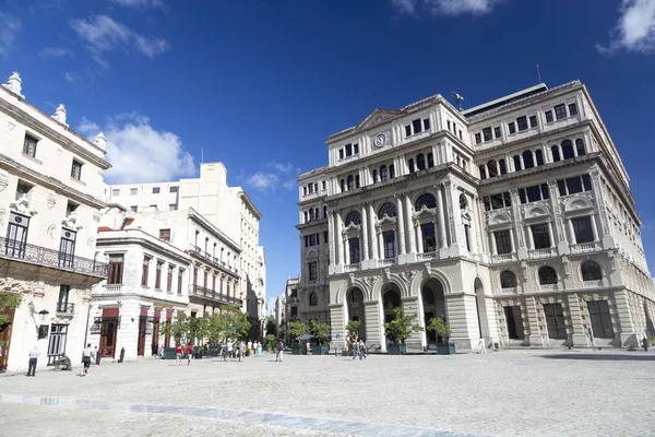 La Habana, Cuba - 11 de noviembre de 2015: Edificio Lonja del Comercio en Plaz — Foto de Stock