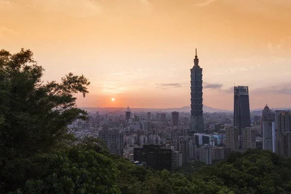 Taipei skyine, sunset tavasszal — Stock Fotó
