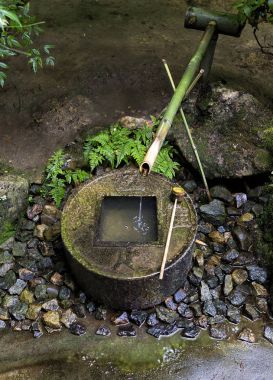 Geleneksel Japon bambu çeşme Ryoan-ji Kyoto