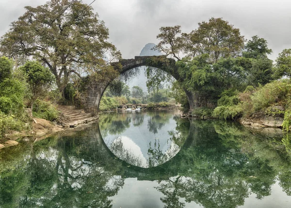 Yulong nehir Yangshuo köprüde Fuli