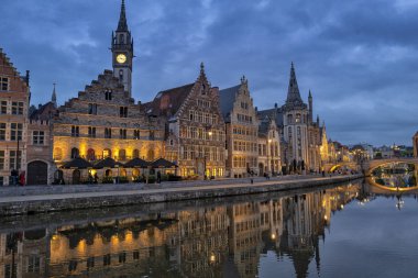 Gent, Belçika - 5 Mayıs 2019: Graslei ve Korenlei Leie boyunca