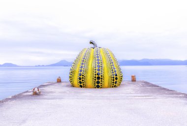 NAOSHIMA, Japonya. Yayoi Kusama 'nın dev balkabağı heykeli.