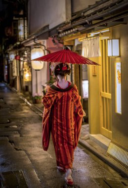 KYOTO, JAPONYA - 9 Mayıs 2017: Gion, Kyoto Japonya 'da yürüyen geyşa
