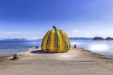 NAOSHIMA, Japonya. Yayoi Kusama 'nın dev balkabağı heykeli 