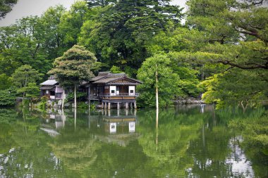 Kanazawa 'daki Kenrokuen parkında bir çay evi.