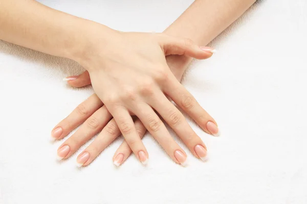 Hermosas manos femeninas con manicura francesa — Foto de Stock