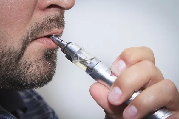 남자 흡연 전자 sigarette의 프로필 보기 닫기 — 스톡 사진