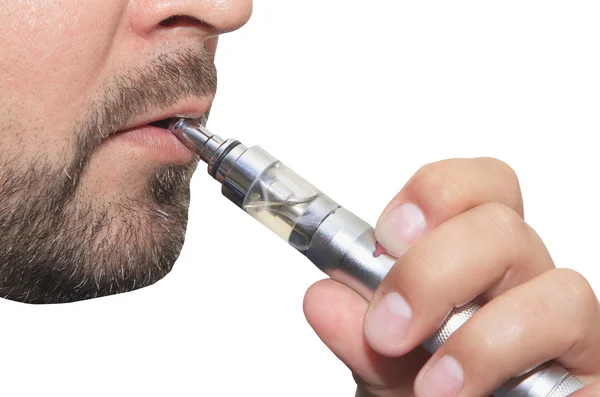 Человек курит электронные сигареты крупным планом — стоковое фото
