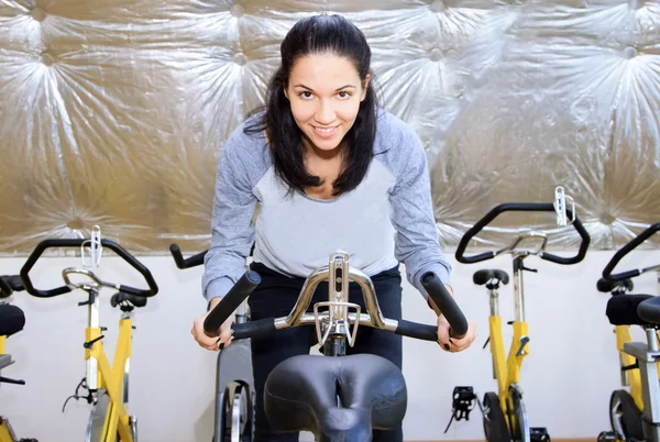 Mulher bonita durante o ciclismo traning . — Fotografia de Stock