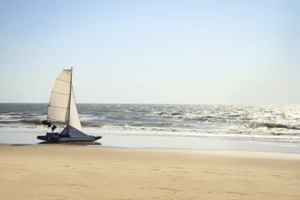 Iate catamarã em pé em uma praia deserta — Fotografia de Stock