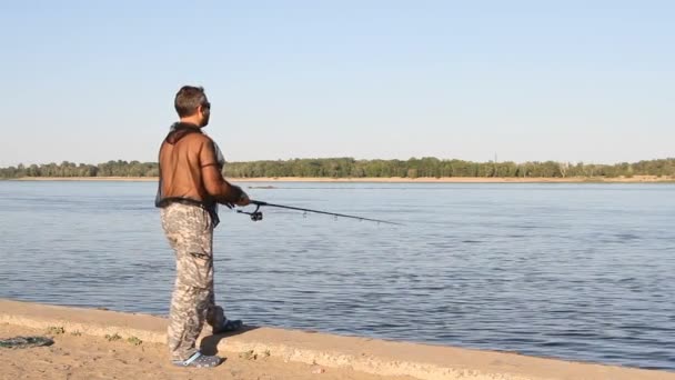 Uomo pesca su un fiume — Video Stock