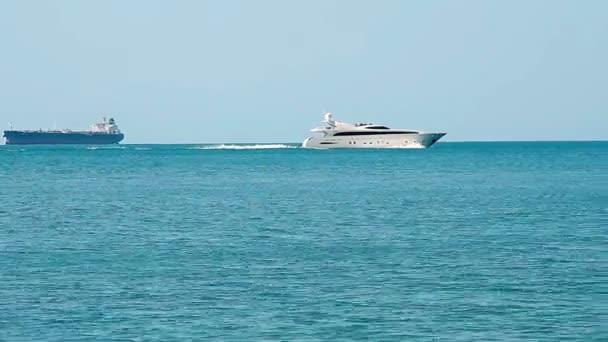 Yacht de luxe blanc en eaux libres — Video