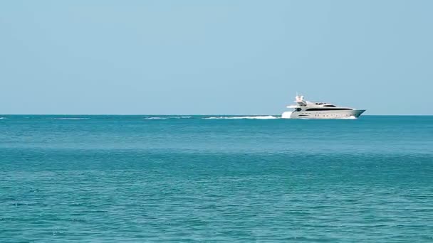 Luxury white speed yacht in open waters — Stock Video