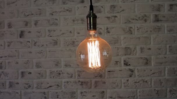 Lámpara Vintage Loft balanceándose sobre un fondo de pared de ladrillo — Vídeo de stock