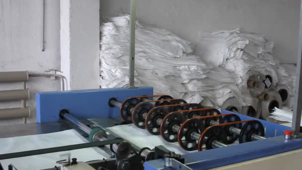 Большая размотка рулона полимерной ленты для печатного станка — стоковое видео