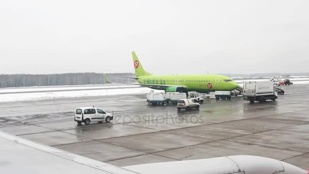 Vista desde el avión al aeropuerto internacional de Domodedovo . — Vídeos de Stock