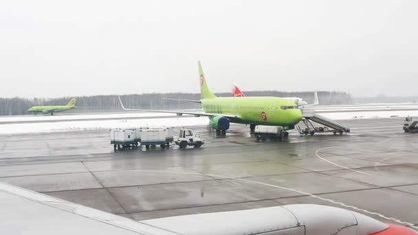 Vista de avião para o Aeroporto Internacional Domodedovo . — Vídeo de Stock