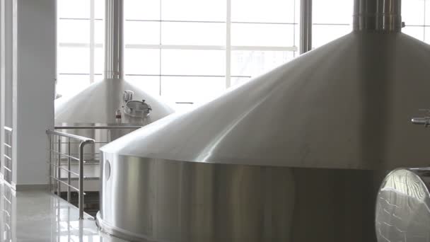 Produzione di birra - vasche per la produzione di mosto . — Video Stock