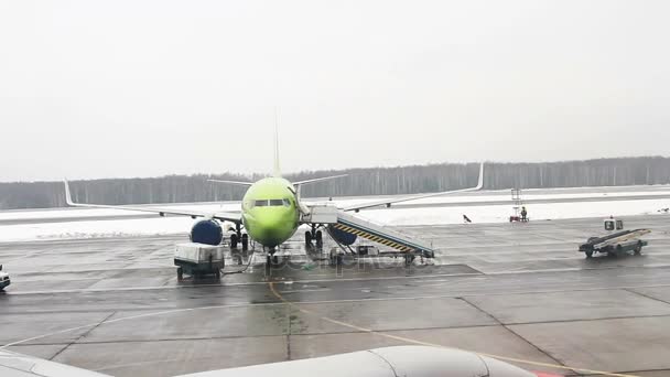 Vista de avião para o Aeroporto Internacional Domodedovo . — Vídeo de Stock