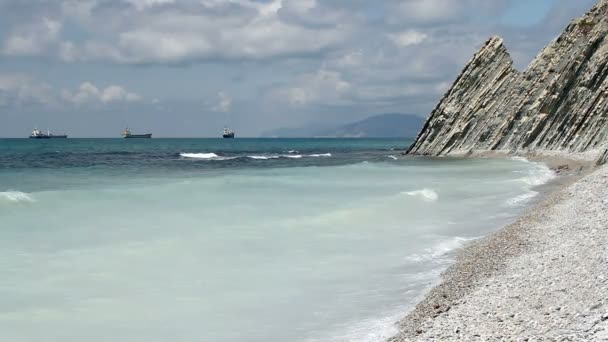 海礁湖附近山在美丽晴朗的一天 — 图库视频影像