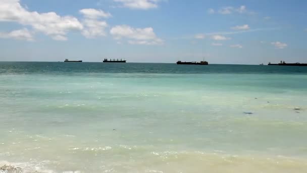 Walgelijk stapel van verontreiniging drijvend in de zee — Stockvideo