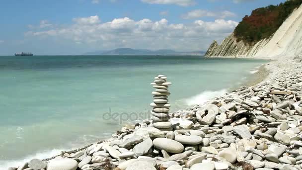 Stos kamieni zen na plaży — Wideo stockowe