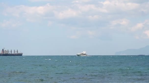 Yacht de vitesse blanc en eaux libres — Video