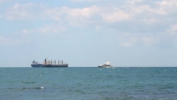 Белая скоростная яхта в открытом море — стоковое видео