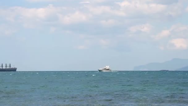 Yacht de vitesse blanc en eaux libres — Video