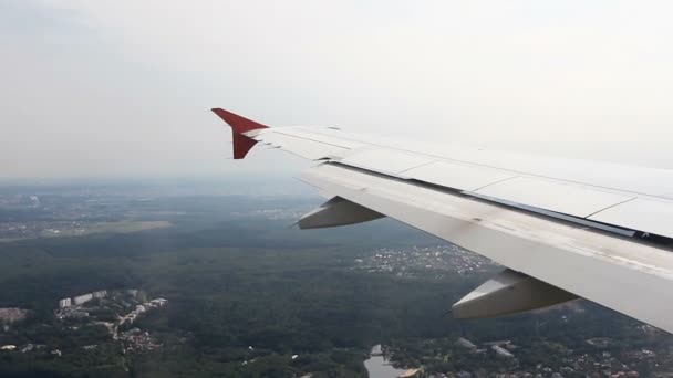 Vue sur l'aile de l'avion depuis la fenêtre 